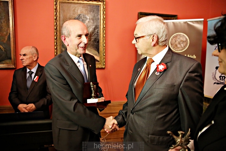 Wręczenie medali oraz statuetek ?PIECZĘĆ ZASŁUG OBYWATELSKICH? i śpiewanki historyczne