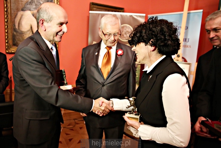 Wręczenie medali oraz statuetek ?PIECZĘĆ ZASŁUG OBYWATELSKICH? i śpiewanki historyczne