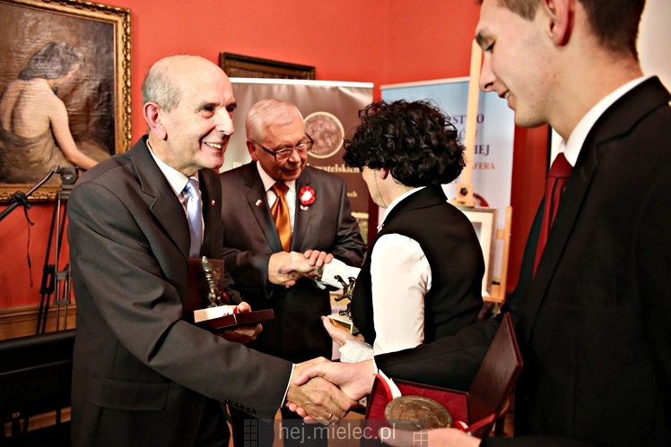 Wręczenie medali oraz statuetek ?PIECZĘĆ ZASŁUG OBYWATELSKICH? i śpiewanki historyczne