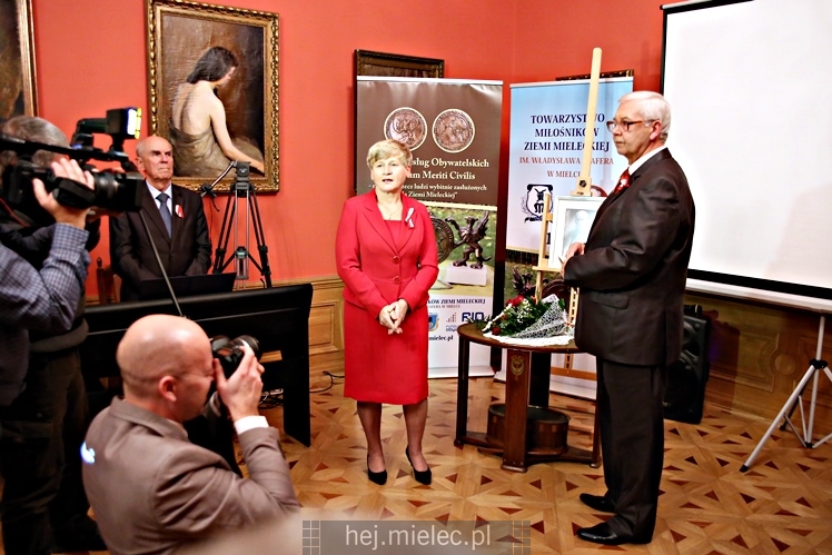 Wręczenie medali oraz statuetek ?PIECZĘĆ ZASŁUG OBYWATELSKICH? i śpiewanki historyczne