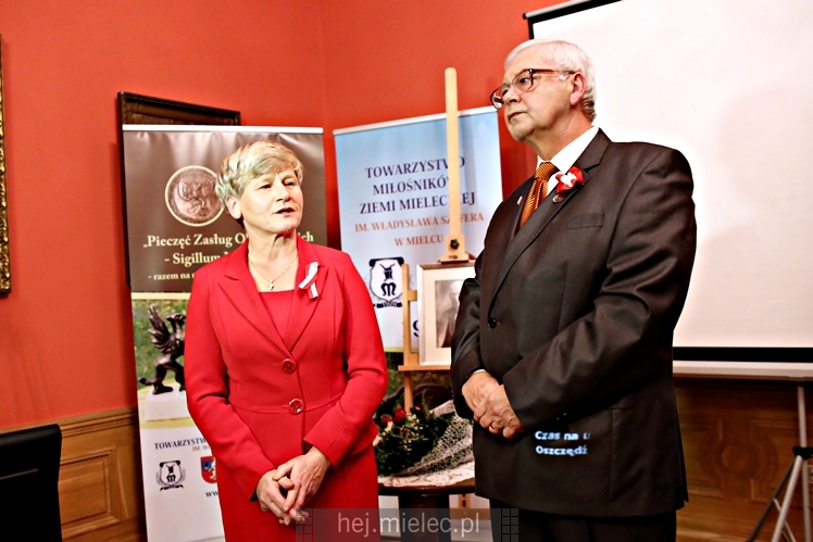 Wręczenie medali oraz statuetek ?PIECZĘĆ ZASŁUG OBYWATELSKICH? i śpiewanki historyczne