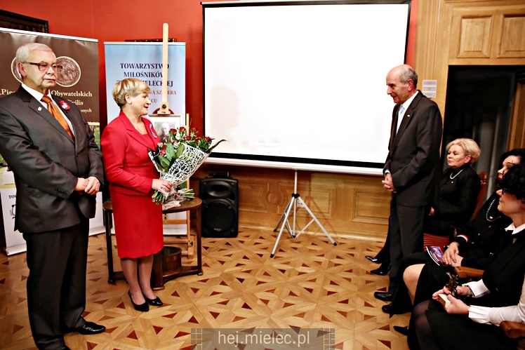 Wręczenie medali oraz statuetek ?PIECZĘĆ ZASŁUG OBYWATELSKICH? i śpiewanki historyczne