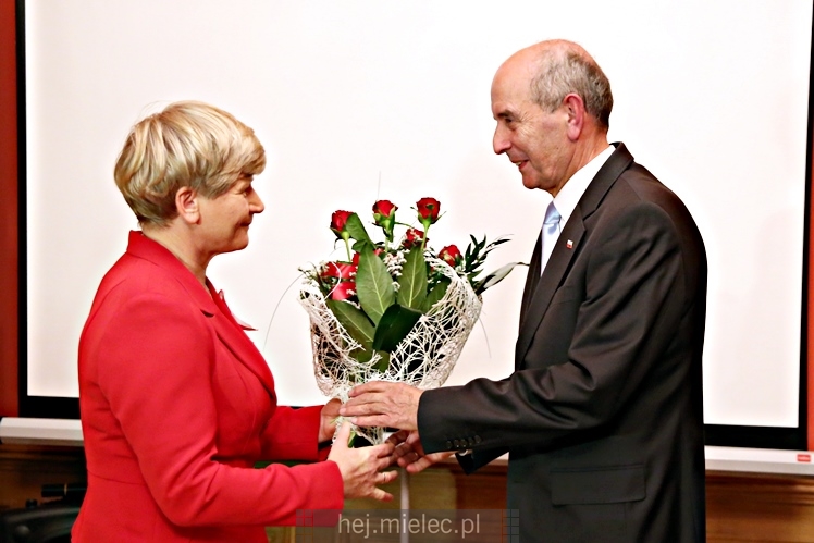 Wręczenie medali oraz statuetek ?PIECZĘĆ ZASŁUG OBYWATELSKICH? i śpiewanki historyczne