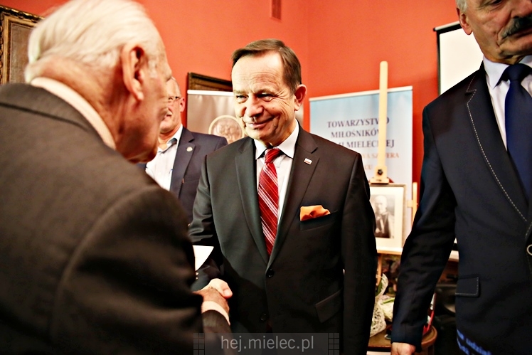Wręczenie medali oraz statuetek ?PIECZĘĆ ZASŁUG OBYWATELSKICH? i śpiewanki historyczne