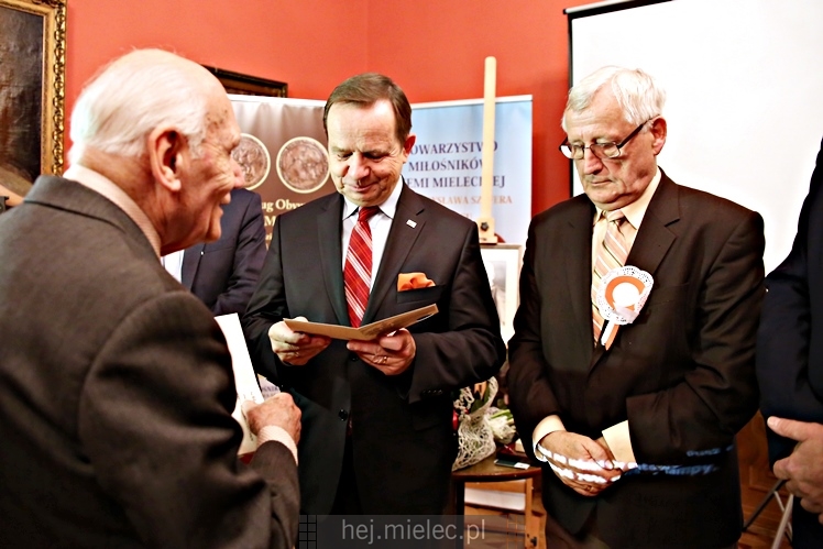 Wręczenie medali oraz statuetek ?PIECZĘĆ ZASŁUG OBYWATELSKICH? i śpiewanki historyczne