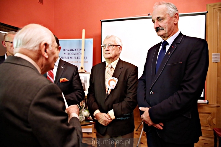 Wręczenie medali oraz statuetek ?PIECZĘĆ ZASŁUG OBYWATELSKICH? i śpiewanki historyczne