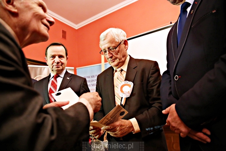 Wręczenie medali oraz statuetek ?PIECZĘĆ ZASŁUG OBYWATELSKICH? i śpiewanki historyczne