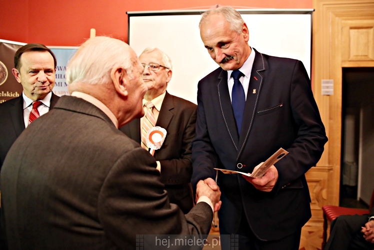 Wręczenie medali oraz statuetek ?PIECZĘĆ ZASŁUG OBYWATELSKICH? i śpiewanki historyczne