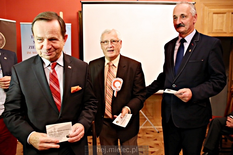 Wręczenie medali oraz statuetek ?PIECZĘĆ ZASŁUG OBYWATELSKICH? i śpiewanki historyczne