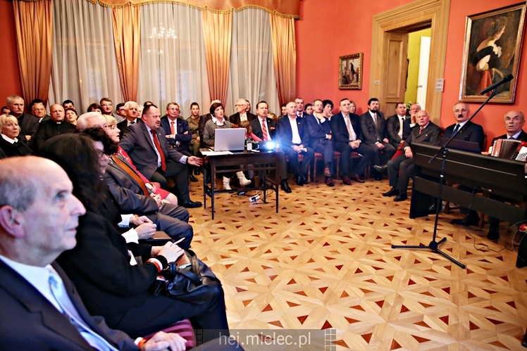 Wręczenie medali oraz statuetek ?PIECZĘĆ ZASŁUG OBYWATELSKICH? i śpiewanki historyczne