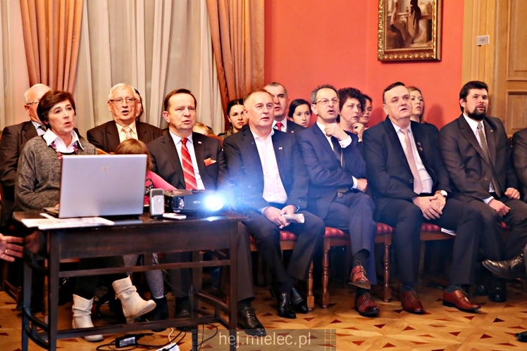 Wręczenie medali oraz statuetek ?PIECZĘĆ ZASŁUG OBYWATELSKICH? i śpiewanki historyczne