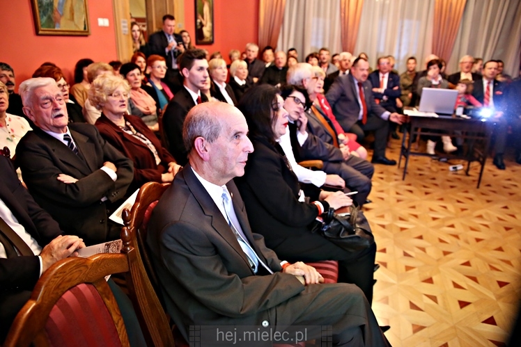 Wręczenie medali oraz statuetek ?PIECZĘĆ ZASŁUG OBYWATELSKICH? i śpiewanki historyczne
