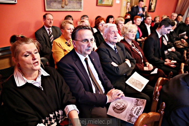 Wręczenie medali oraz statuetek ?PIECZĘĆ ZASŁUG OBYWATELSKICH? i śpiewanki historyczne