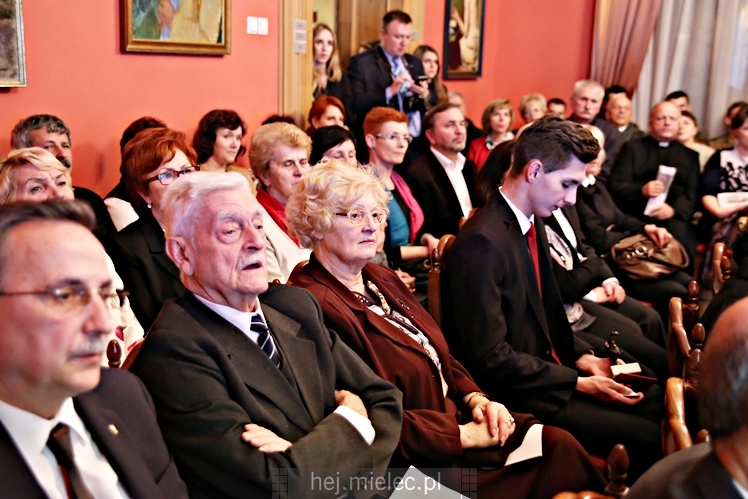 Wręczenie medali oraz statuetek ?PIECZĘĆ ZASŁUG OBYWATELSKICH? i śpiewanki historyczne