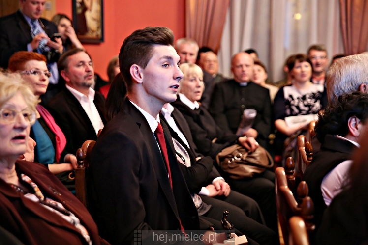 Wręczenie medali oraz statuetek ?PIECZĘĆ ZASŁUG OBYWATELSKICH? i śpiewanki historyczne