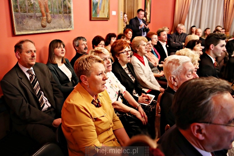 Wręczenie medali oraz statuetek ?PIECZĘĆ ZASŁUG OBYWATELSKICH? i śpiewanki historyczne