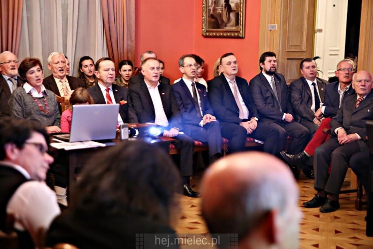 Wręczenie medali oraz statuetek ?PIECZĘĆ ZASŁUG OBYWATELSKICH? i śpiewanki historyczne