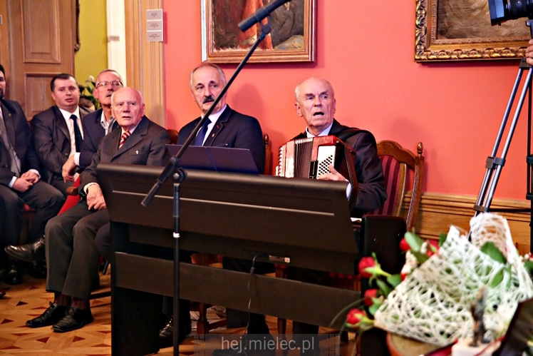 Wręczenie medali oraz statuetek ?PIECZĘĆ ZASŁUG OBYWATELSKICH? i śpiewanki historyczne