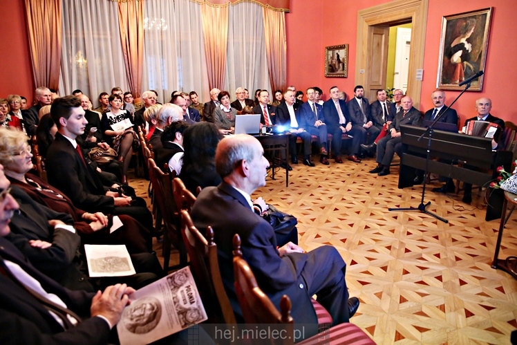 Wręczenie medali oraz statuetek ?PIECZĘĆ ZASŁUG OBYWATELSKICH? i śpiewanki historyczne