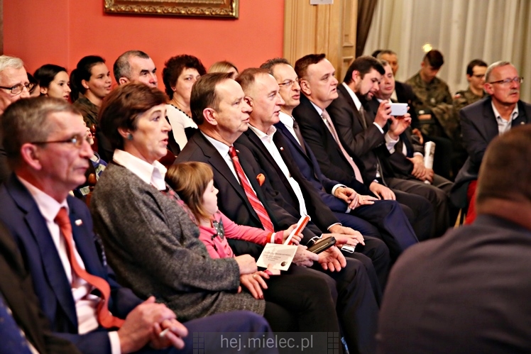 Wręczenie medali oraz statuetek ?PIECZĘĆ ZASŁUG OBYWATELSKICH? i śpiewanki historyczne