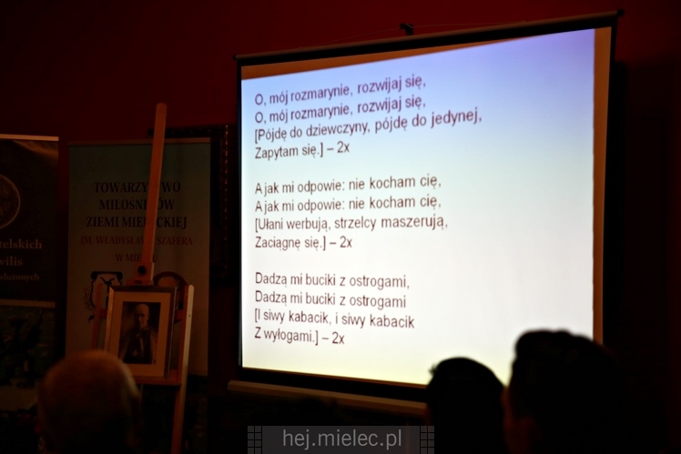 Wręczenie medali oraz statuetek ?PIECZĘĆ ZASŁUG OBYWATELSKICH? i śpiewanki historyczne