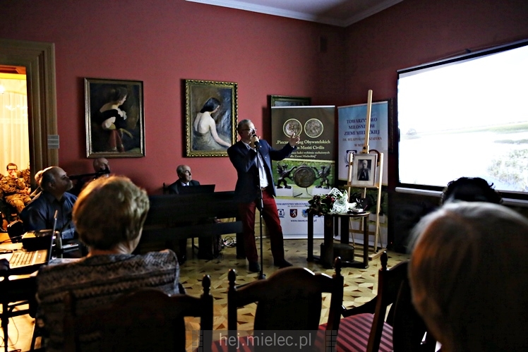 Wręczenie medali oraz statuetek ?PIECZĘĆ ZASŁUG OBYWATELSKICH? i śpiewanki historyczne