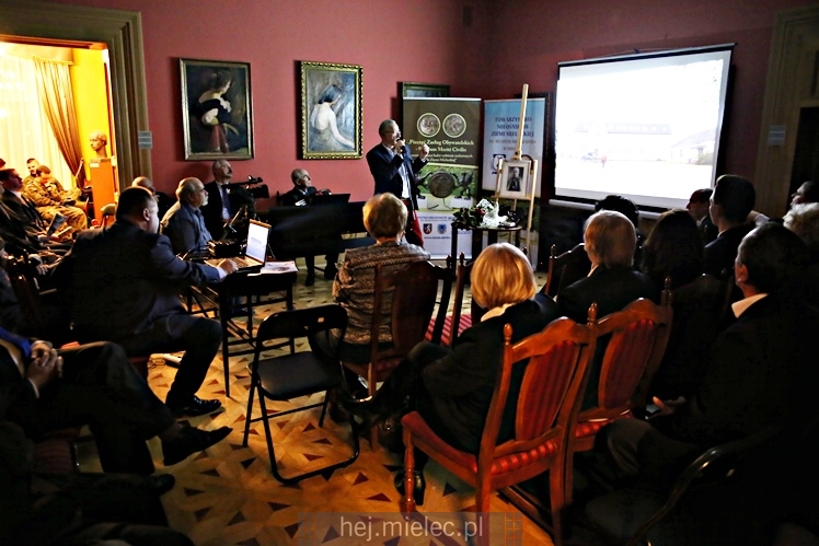 Wręczenie medali oraz statuetek ?PIECZĘĆ ZASŁUG OBYWATELSKICH? i śpiewanki historyczne