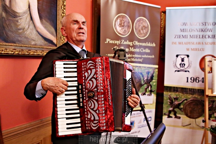 Wręczenie medali oraz statuetek ?PIECZĘĆ ZASŁUG OBYWATELSKICH? i śpiewanki historyczne