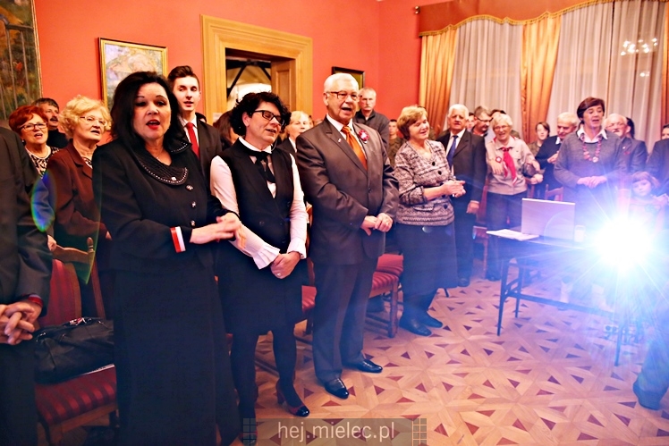 Wręczenie medali oraz statuetek ?PIECZĘĆ ZASŁUG OBYWATELSKICH? i śpiewanki historyczne