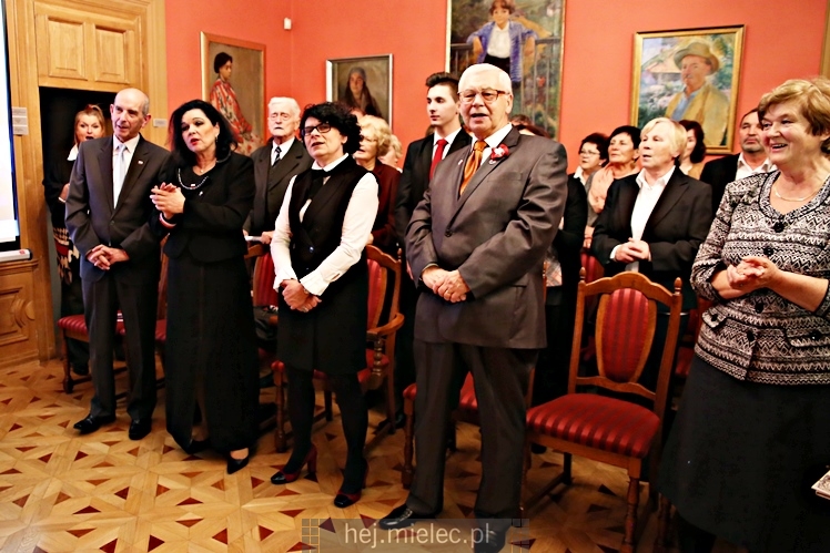 Wręczenie medali oraz statuetek ?PIECZĘĆ ZASŁUG OBYWATELSKICH? i śpiewanki historyczne