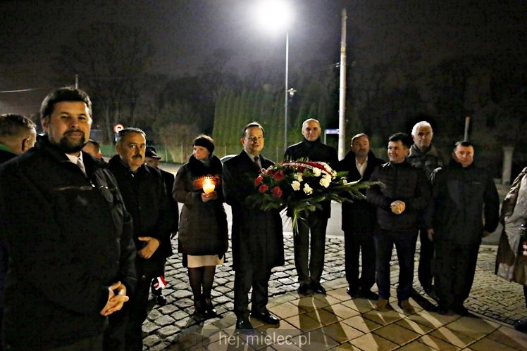 Wręczenie medali oraz statuetek ?PIECZĘĆ ZASŁUG OBYWATELSKICH? i śpiewanki historyczne