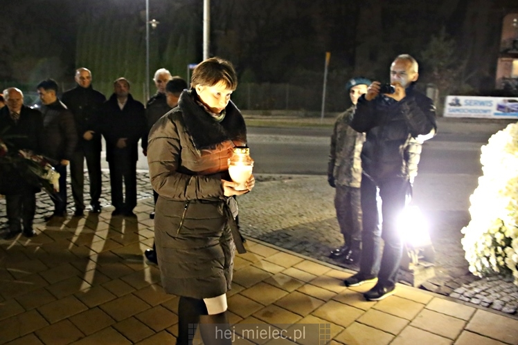 Wręczenie medali oraz statuetek ?PIECZĘĆ ZASŁUG OBYWATELSKICH? i śpiewanki historyczne