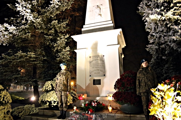 Wręczenie medali oraz statuetek ?PIECZĘĆ ZASŁUG OBYWATELSKICH? i śpiewanki historyczne