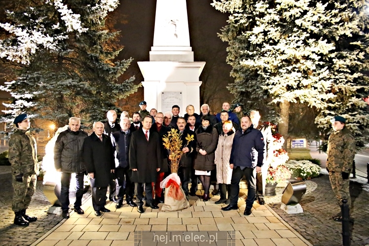 Wręczenie medali oraz statuetek ?PIECZĘĆ ZASŁUG OBYWATELSKICH? i śpiewanki historyczne