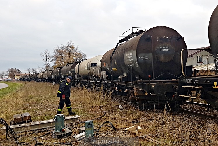 Pociąg wykoleił się tuż przed stacją PKP