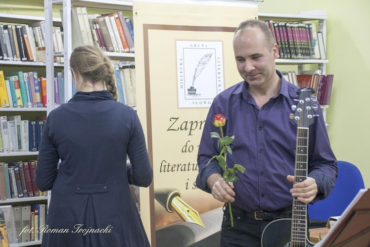 Mirosław Welz promował w Mielcu tomik poezji ?Pestki?