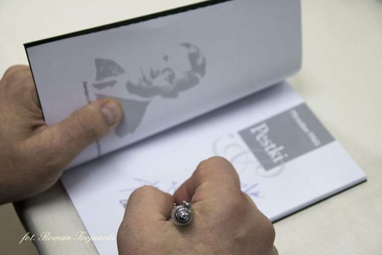 Mirosław Welz promował w Mielcu tomik poezji ?Pestki?