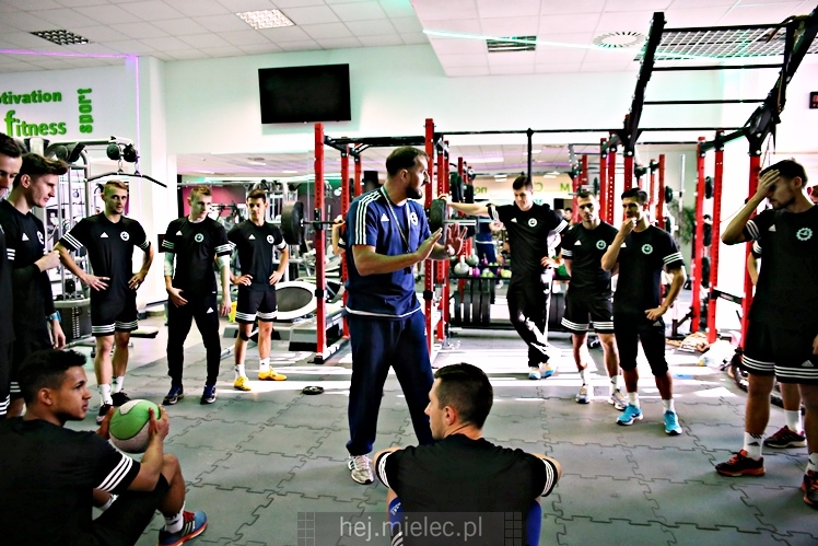 Trening funkcjonalny piłkarzy FKS Stal Mielec w JOY Fitness Club