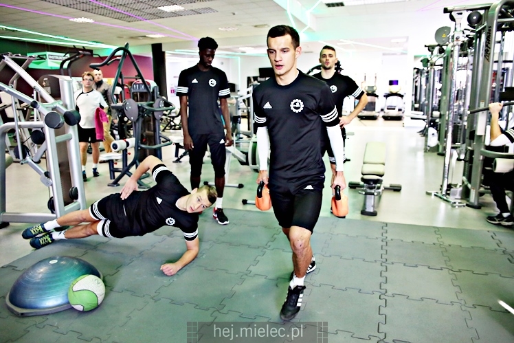 Trening funkcjonalny piłkarzy FKS Stal Mielec w JOY Fitness Club