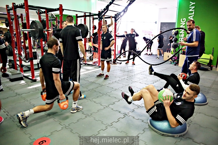 Trening funkcjonalny piłkarzy FKS Stal Mielec w JOY Fitness Club