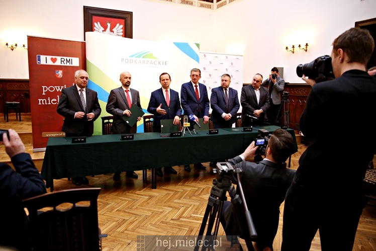 Uroczyste podpisanie porozumienia samorządów ws. budowy nowej obwodnicy Mielca