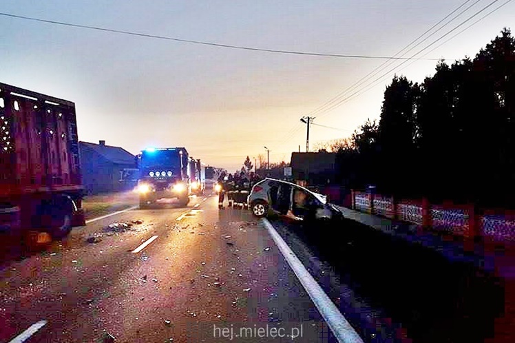 Osobówka zderzyła się z tirem w Padwi Narodowej