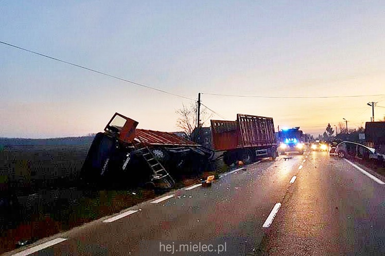 Osobówka zderzyła się z tirem w Padwi Narodowej
