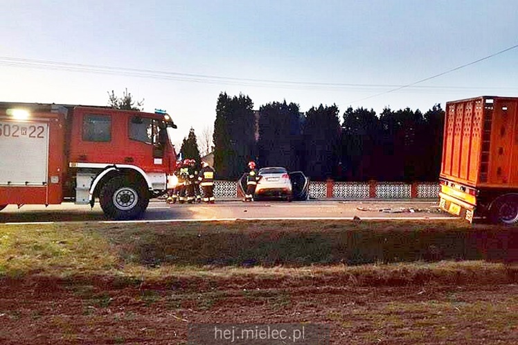 Osobówka zderzyła się z tirem w Padwi Narodowej