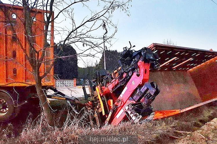 Osobówka zderzyła się z tirem w Padwi Narodowej