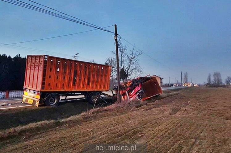 Osobówka zderzyła się z tirem w Padwi Narodowej