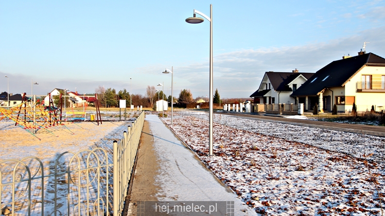 Skwer i plac zabaw na ul. Żurawskiego