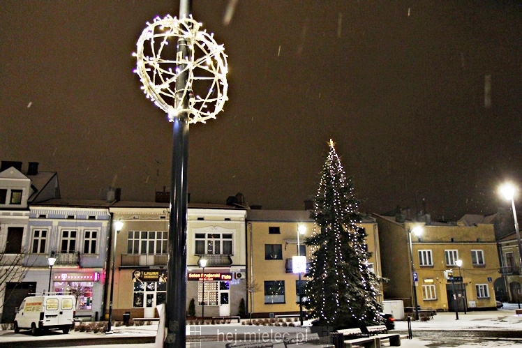 Świąteczne iluminacje w Mielcu tuż po Wigilii