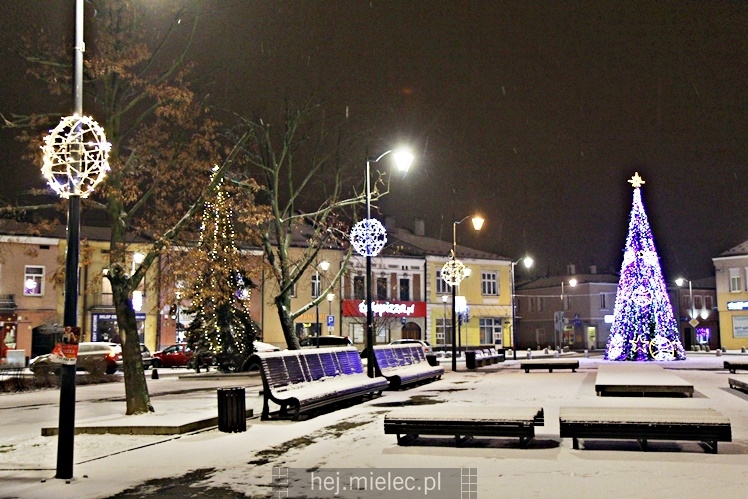 Świąteczne iluminacje w Mielcu tuż po Wigilii