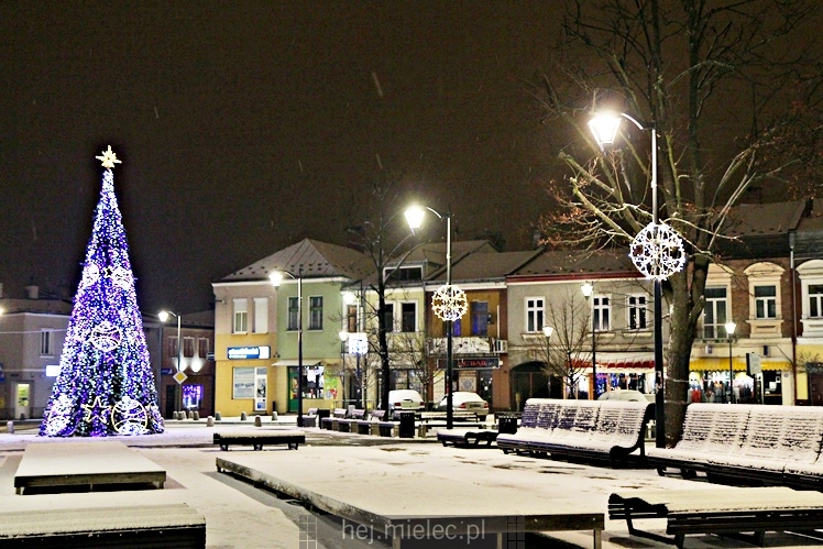 Świąteczne iluminacje w Mielcu tuż po Wigilii